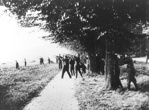Beschieting van de para's door duitse troepen