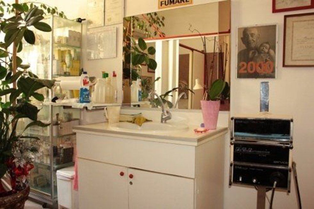 lavandino e prodotti in un istituto di bellezza