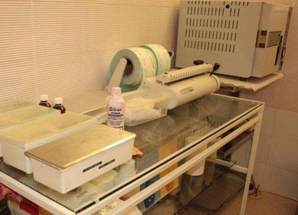 banco con prodotti professionali per trattamenti estetici