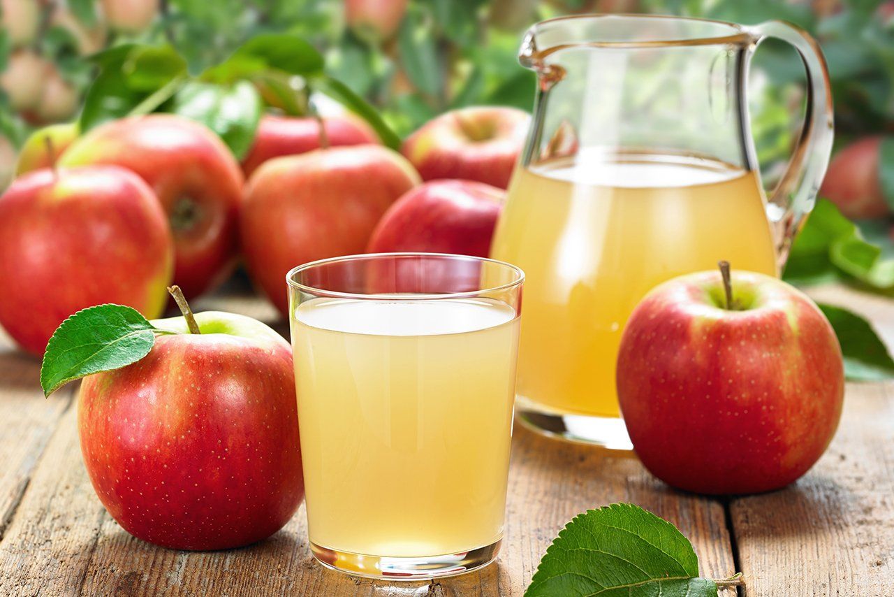 Hausgemachter Apfelsaft vom Hausgemachter Eierlikör vom Hausgemachte Nudeln vom Buchberghof Tegernsee in Bayern