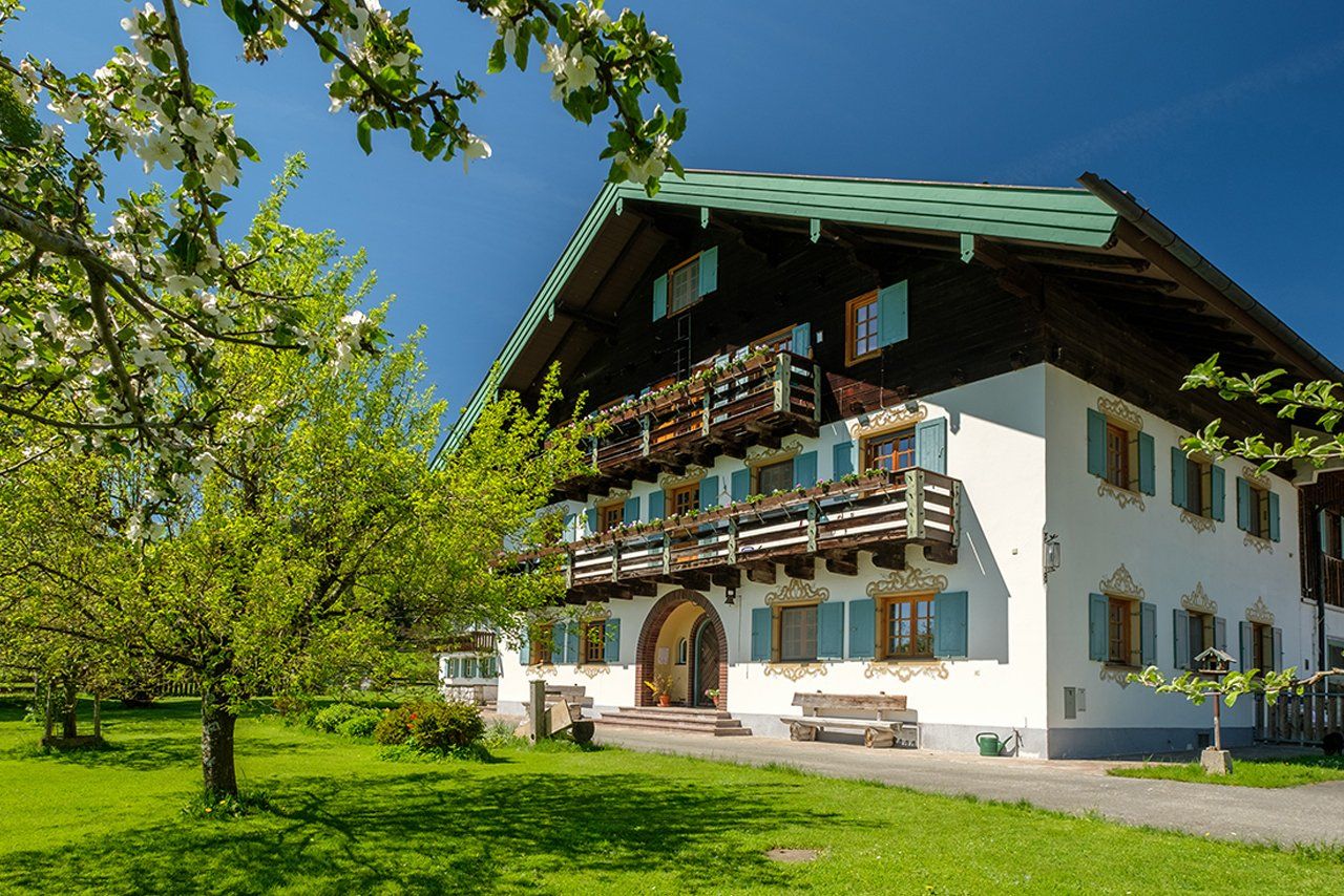 Ansicht vom Buchberghof Tegernsee Bauernhof und Obstgarten