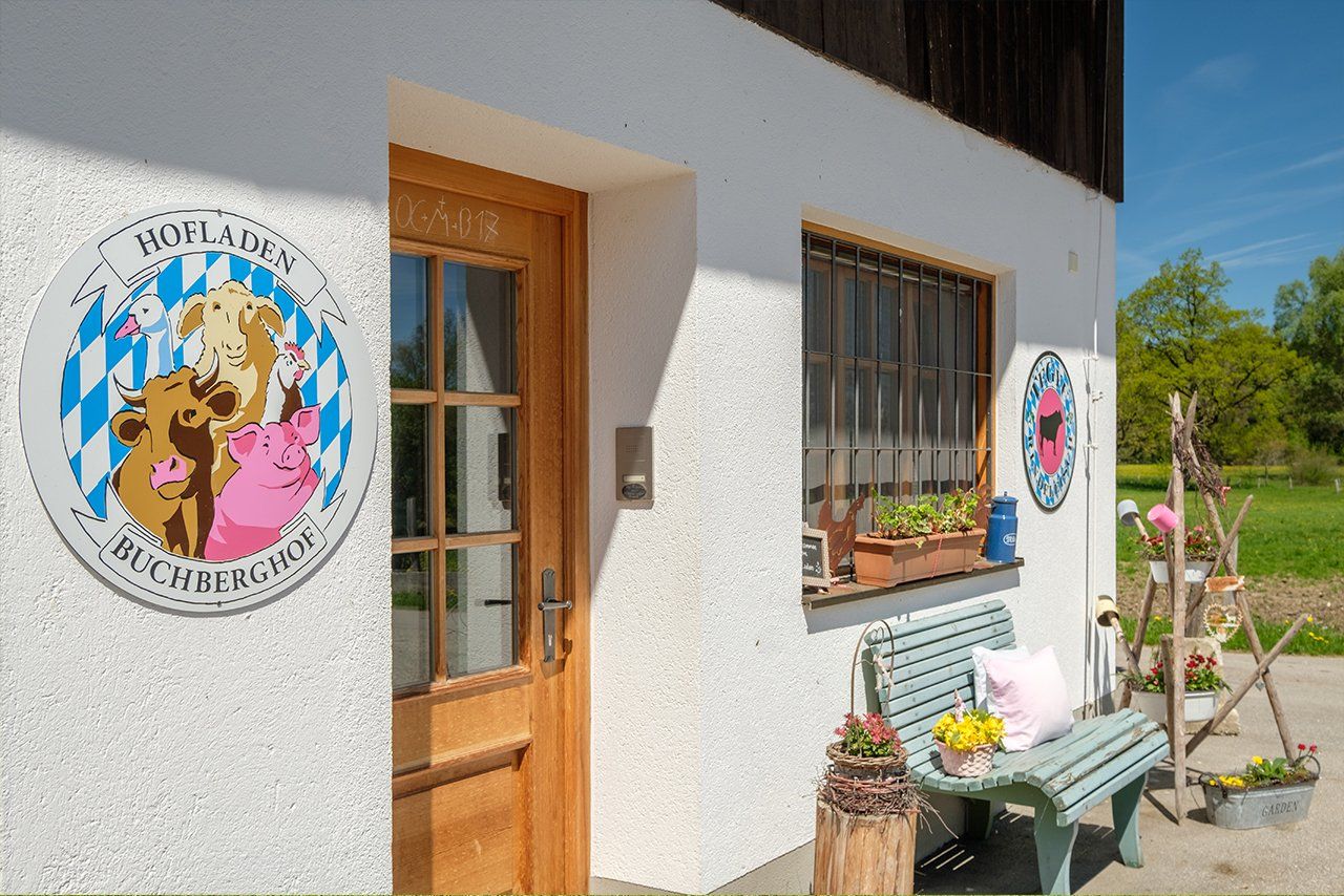 Ansicht vom Eingang des Hofladen vom Buchberghof Tegernsee in Bayern