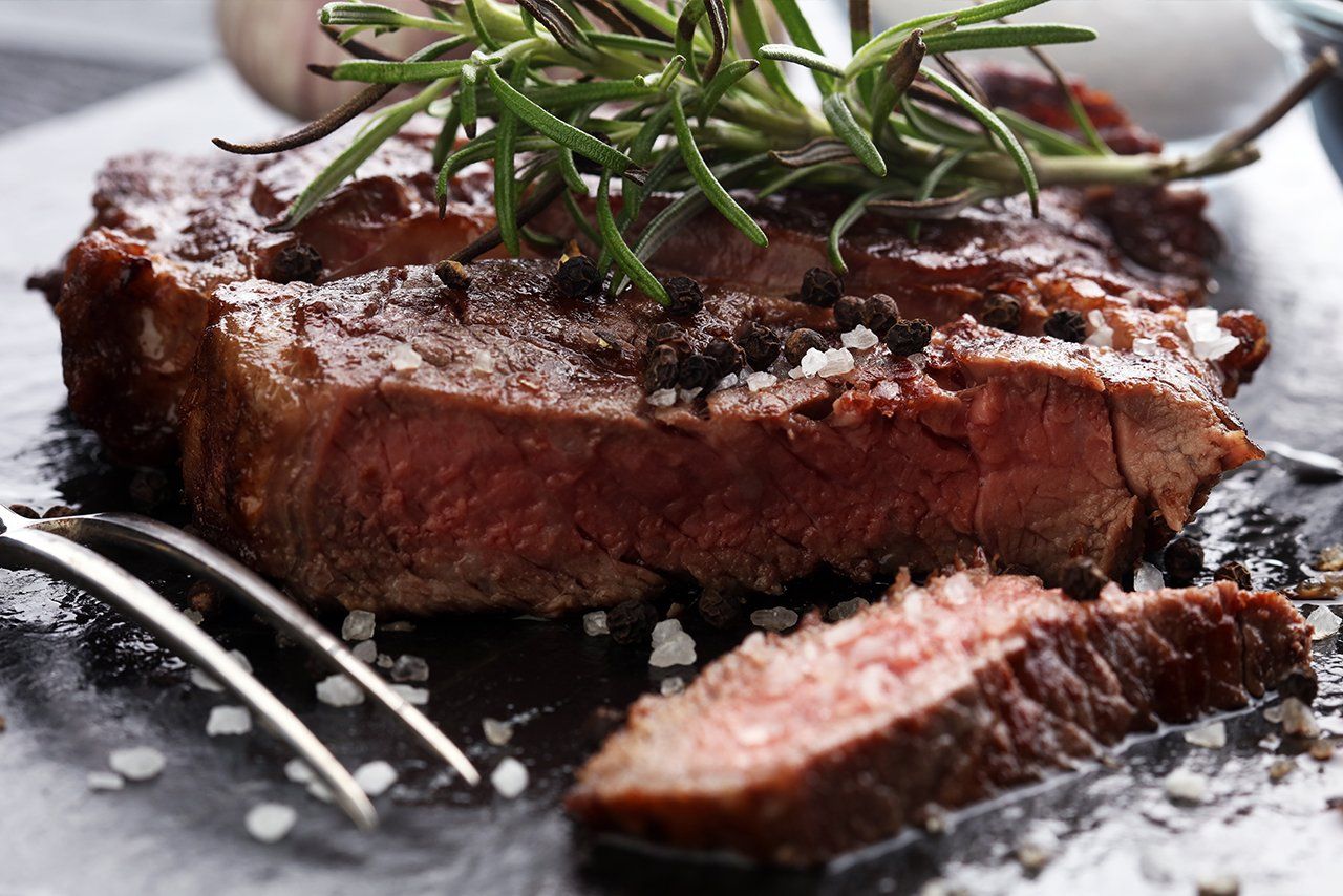 Frisch gebratenes und nachhaltig regional erzeugtes Wagyu Rindfleisch Tegyu mit Marmorierung vom Buchberghof am Tegernsee