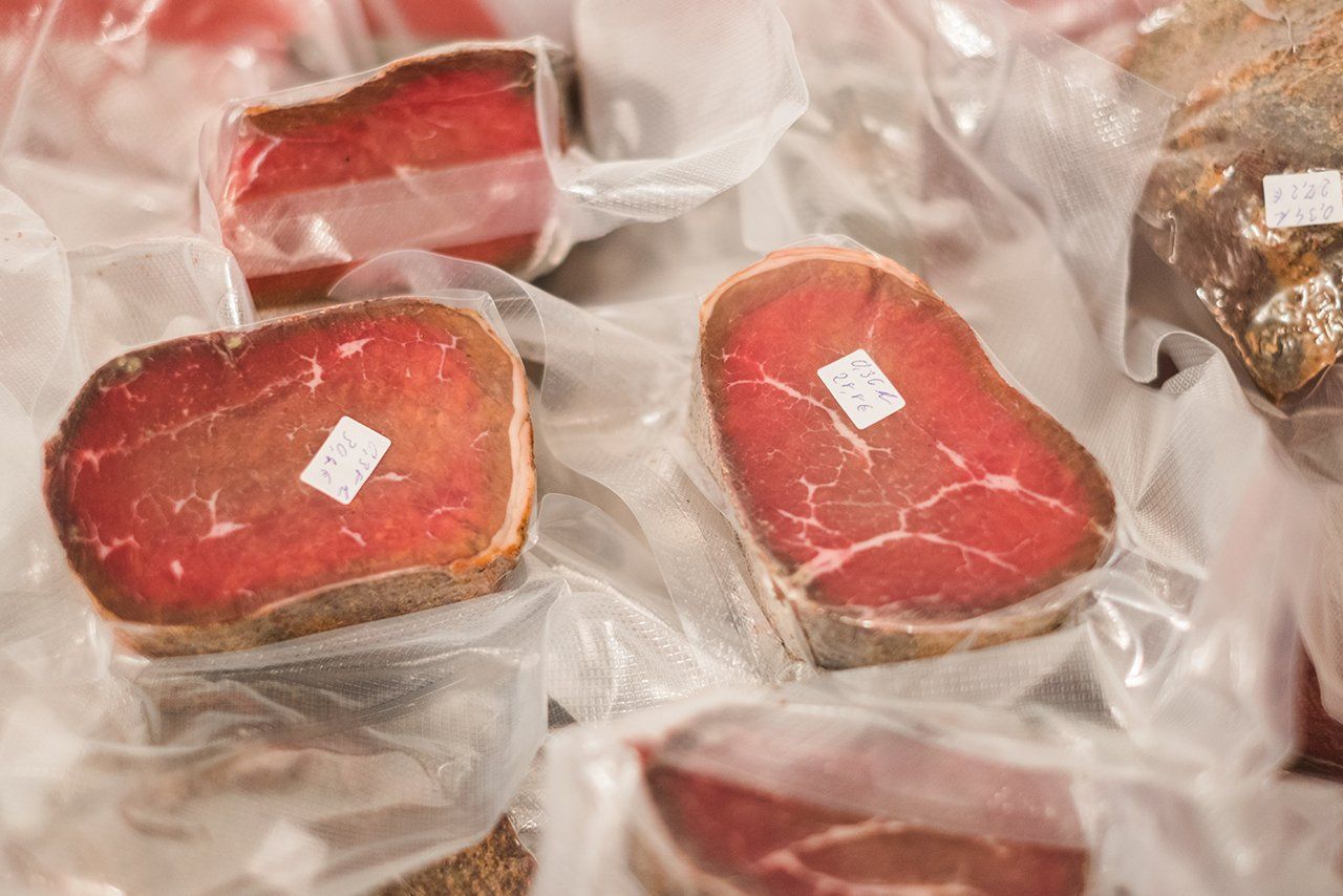Luftgetrockneter und nachhaltig erzeugter Wagyu Tegyu Schinken mit Marmorierung vom Hofladen Buchberghof Tegernsee in Bayern