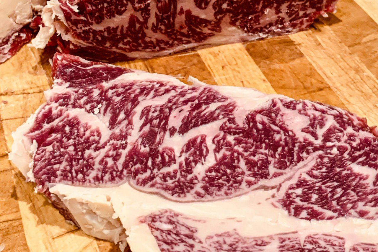 Frisch und nachhaltig erzeugtes Wagyu Tegyu Rindfleisch mit Marmorierung vom Hofladen Buchberghof Tegernsee in Bayern