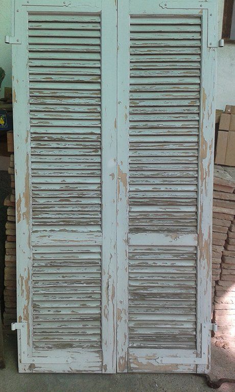 porta in legno vecchio del garage