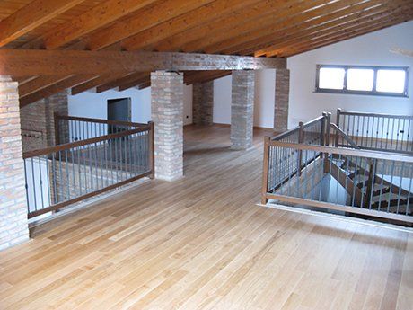 soffitto in legno con parapetto di scala e pavimento in legno