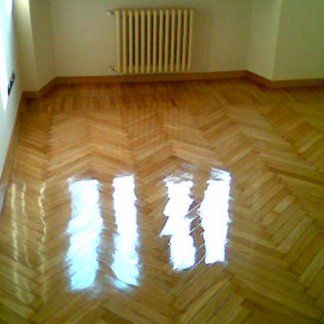 pavimento in legno con parete gialla e luce da sopra