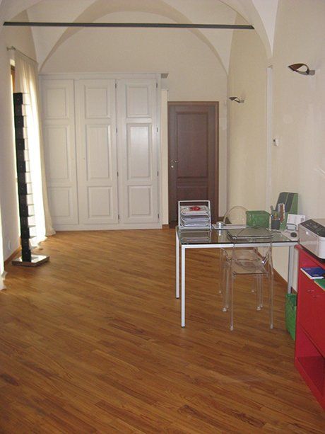 un tavolo in vetro sul pavimento in legno