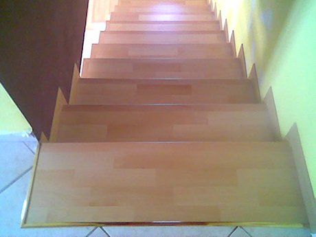 vista frontale di una scala in legno