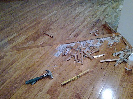 riparazione di parquet in una sala