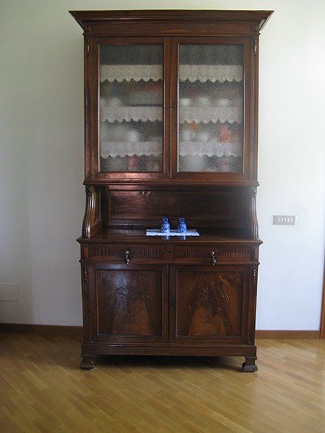 vista frontale di una vetrina in legno con cassetti