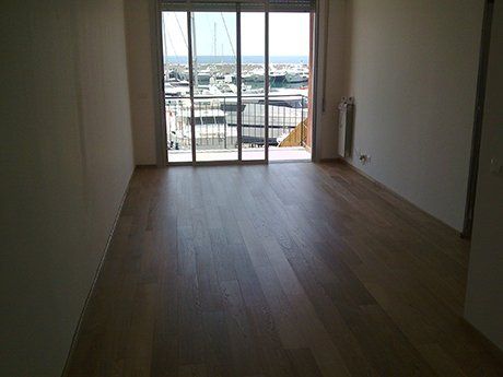 corodorio in legno di una casa con porta scorrevole