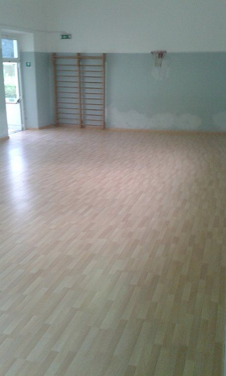 vista di pavimento in parquet con sofftto bianco