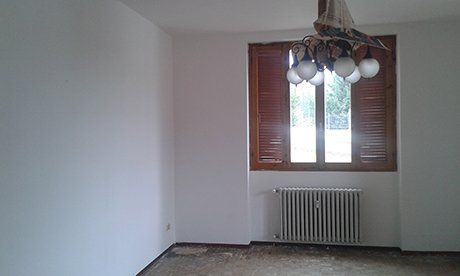 vista interna di una parete bianca con finestra