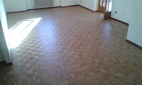 pavimento in parquet con porta aperta