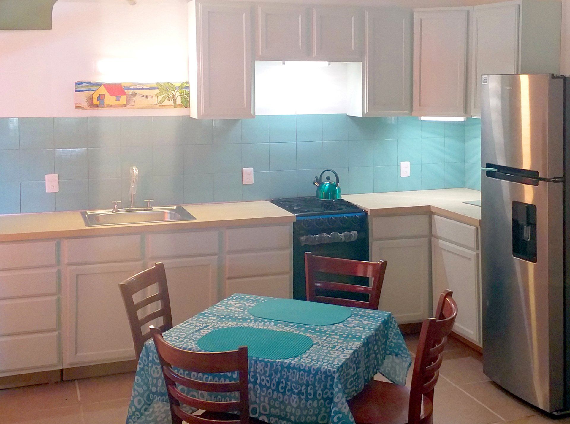 Appartement au deuxième niveau avec deux vérandas grillagées.