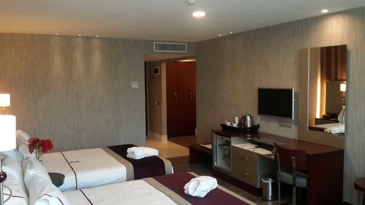Iki yataklı ve düz ekran televizyonlu bir otel odası