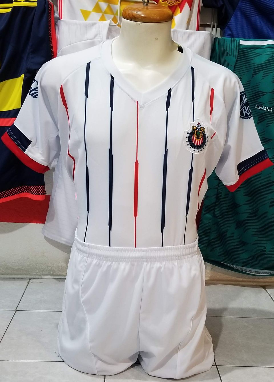 Uniforme Chivas Visita 2018