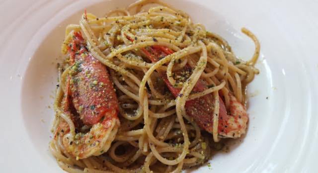 spaghetti ai gamberi con granella di pistacchio