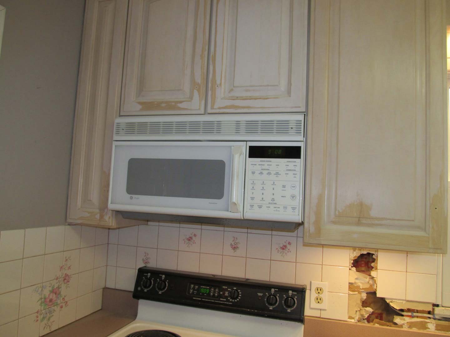 Stove Exhaust and Maple Cabinet — The Tri-State Area — Carriage House II In-Home Restorations