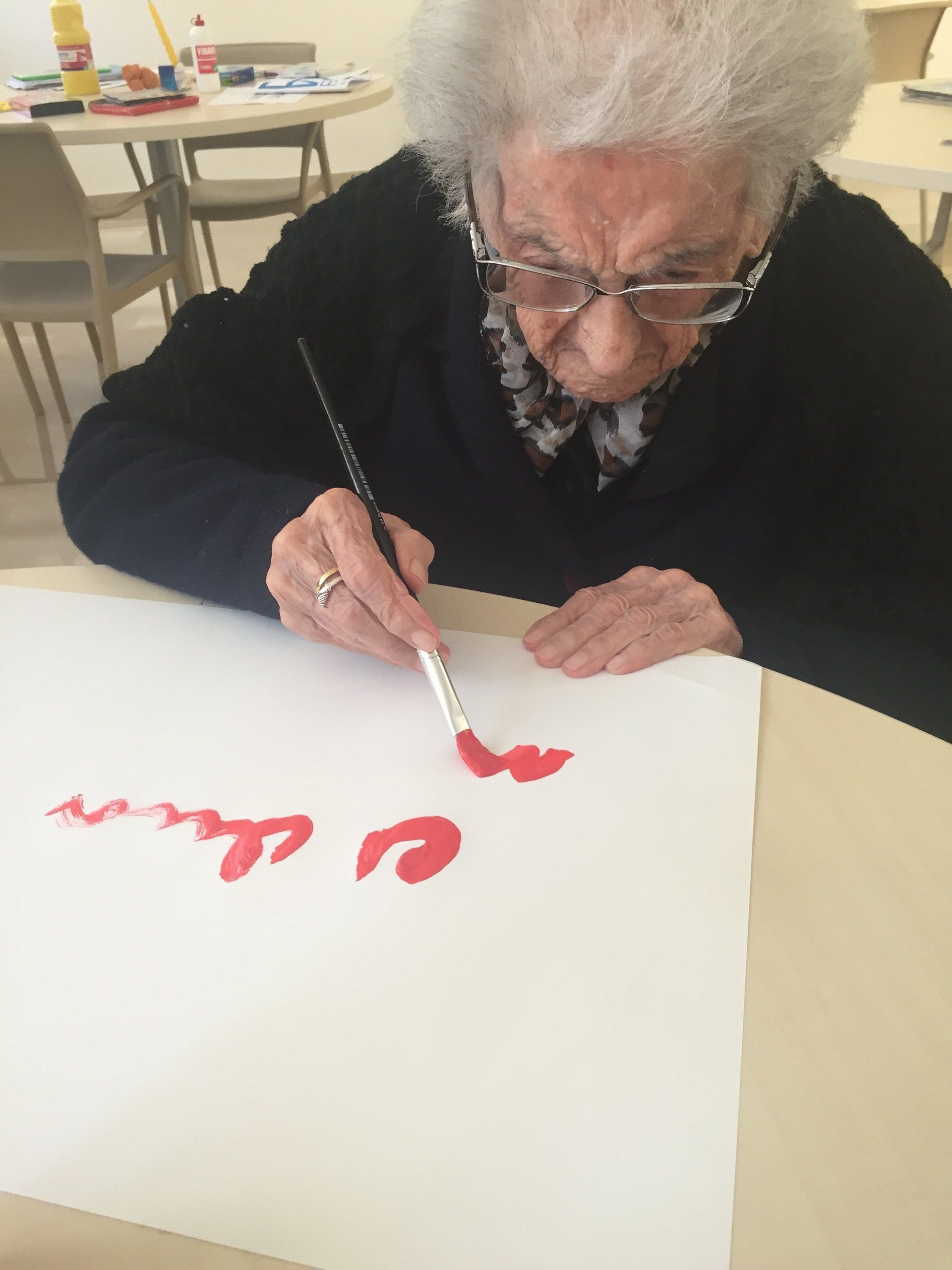 attività di pittura in casa di riposo