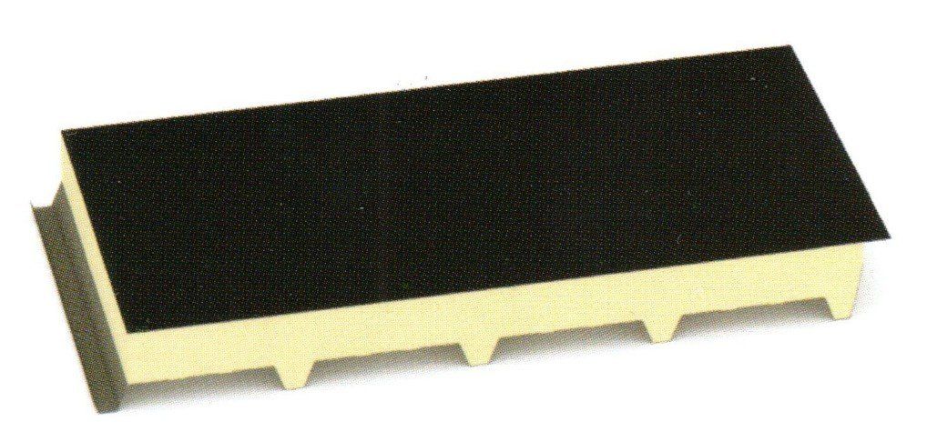 Un pezzo di legno con il tetto nero è appoggiato su una superficie bianca.