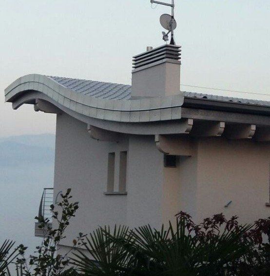 Una casa con una parabola satellitare in cima