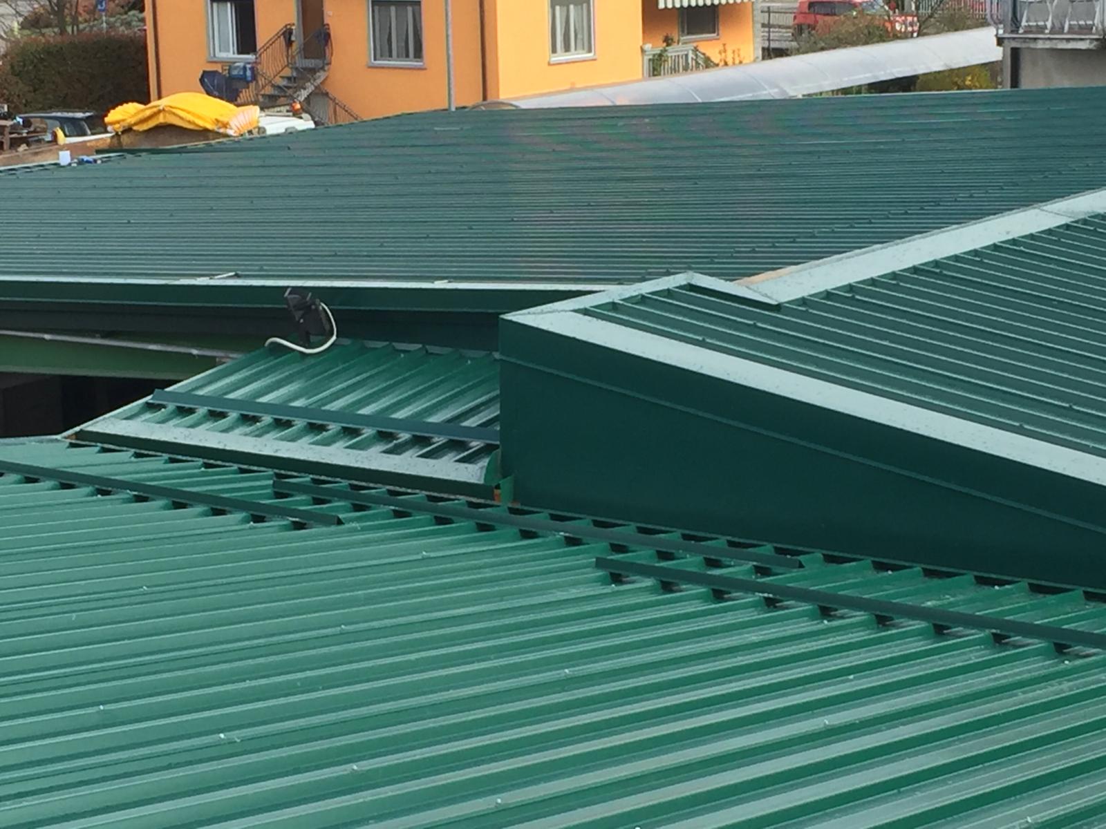 Su una casa viene installato un tetto di metallo verde.