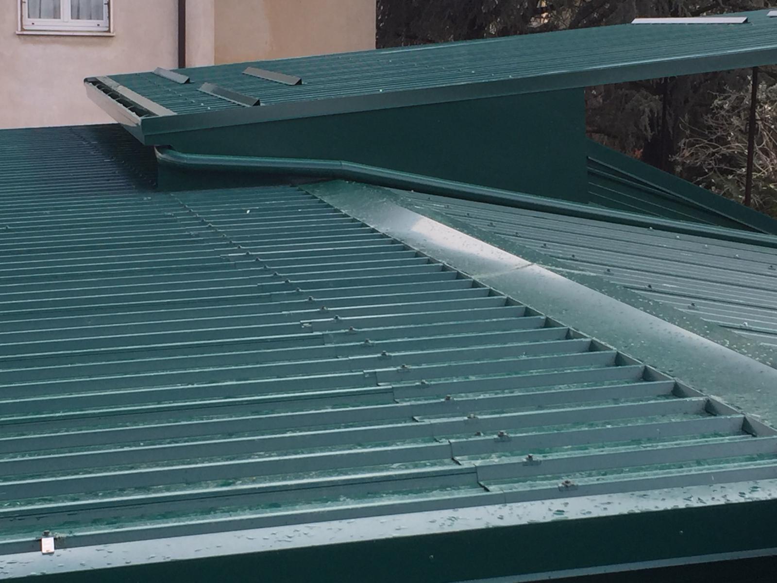 Un primo piano di un tetto di metallo verde su un edificio