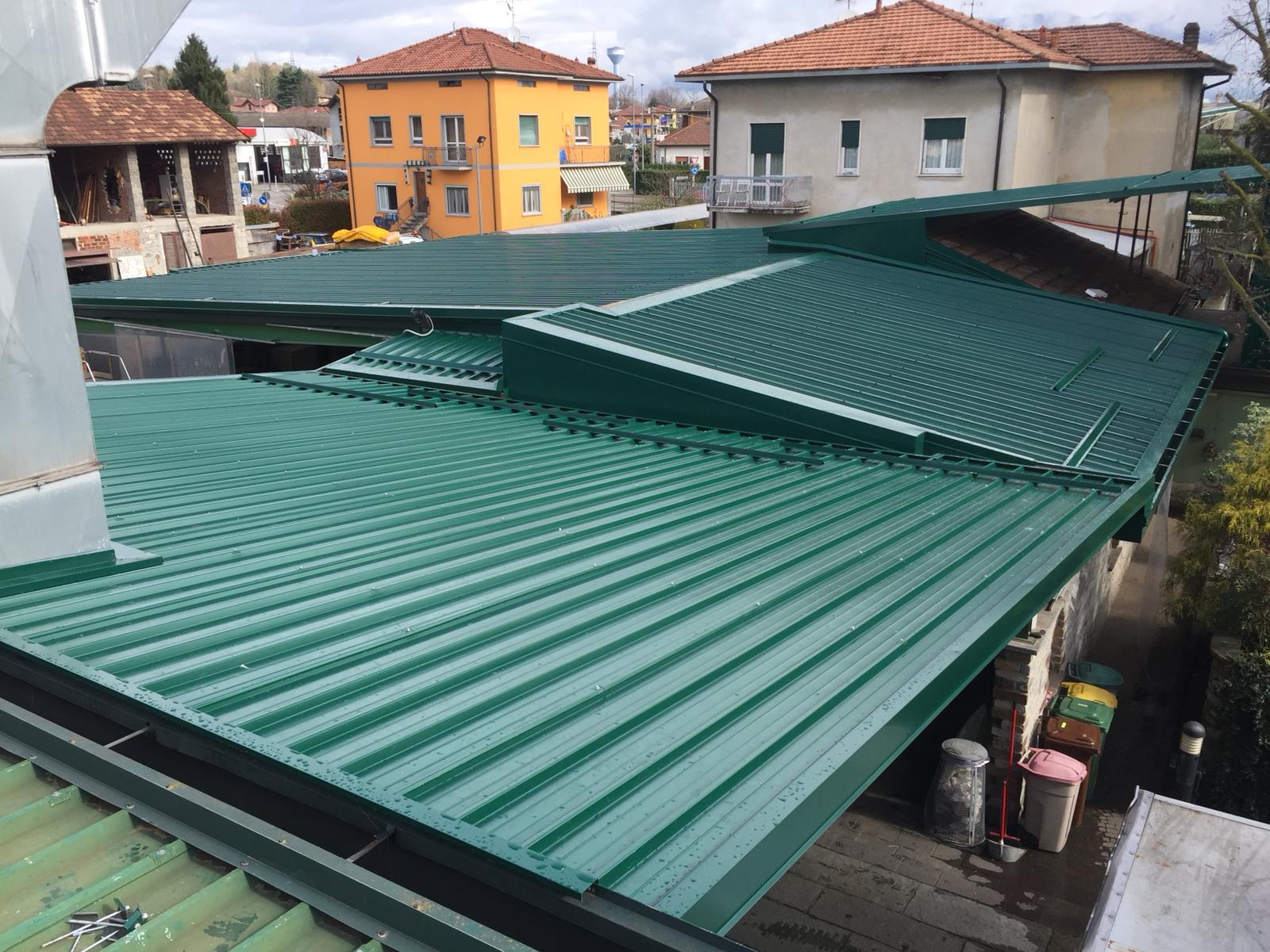 Su una casa viene installato un tetto di metallo verde.
