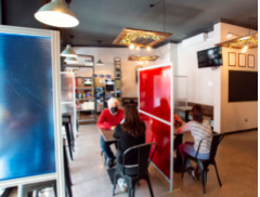 Una foto sfocata di persone sedute ai tavoli di un ristorante