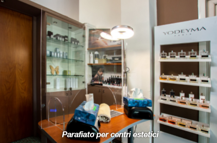 Una donna è seduta a un tavolo in un salone di bellezza.