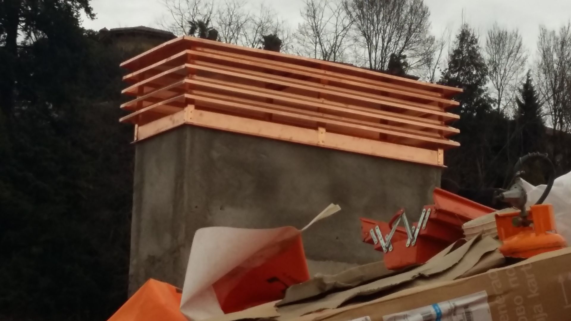 Si sta costruendo un edificio con il tetto in rame