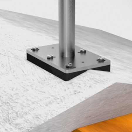 Un palo di metallo è appoggiato su un tavolo di legno.