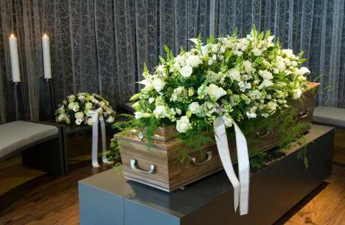 Fiori su cassa da morto