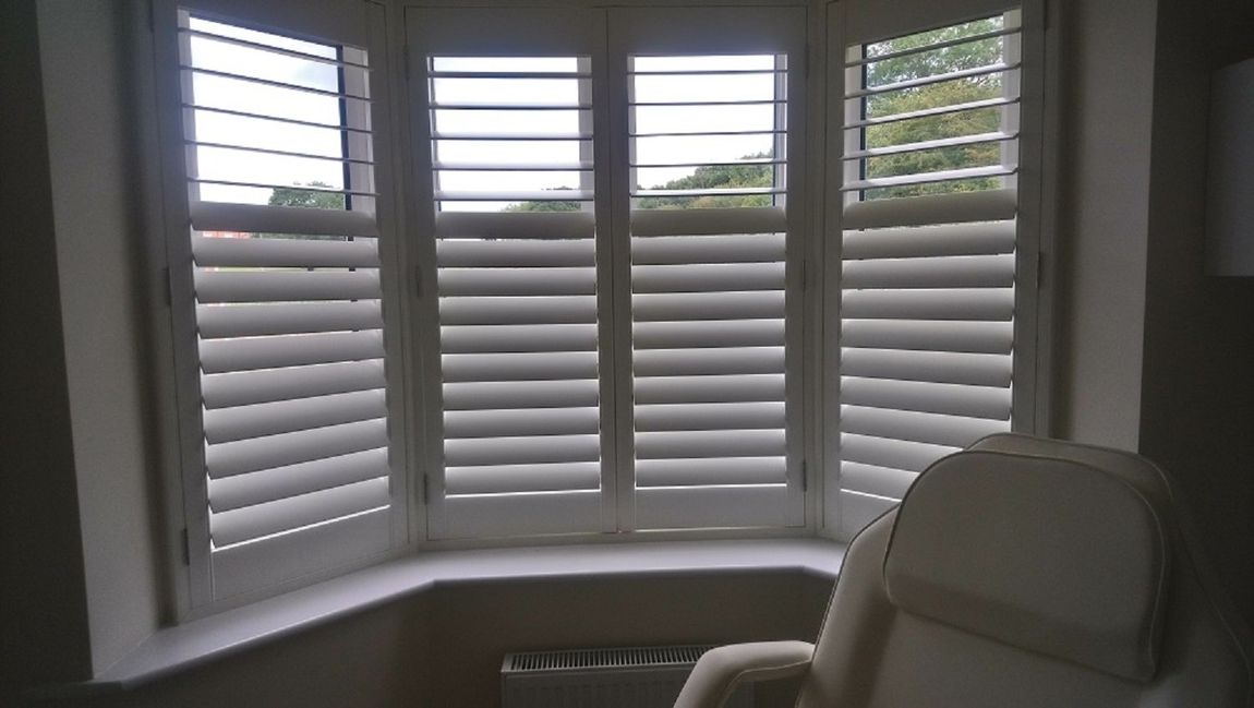 Lichfield Plantation Shutters Staffordshire West Midland England UK Shutters 89 mm Large Slats Hidden Tilt Bar Split Beauty salon Plantation Shutters