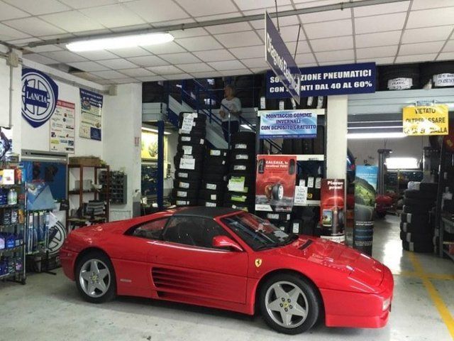 auto sportiva rossa