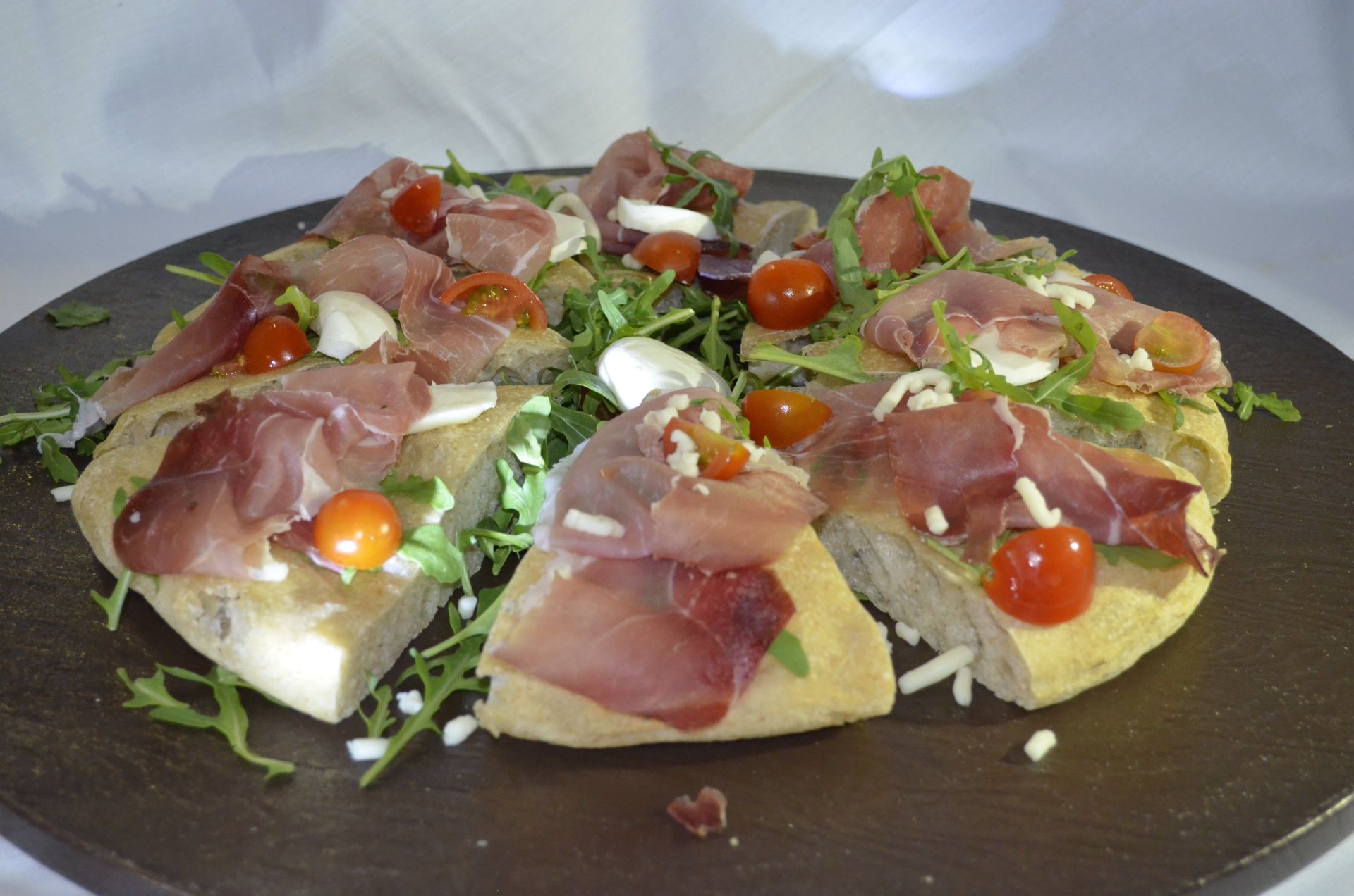 pizza col prosciutto e rucola