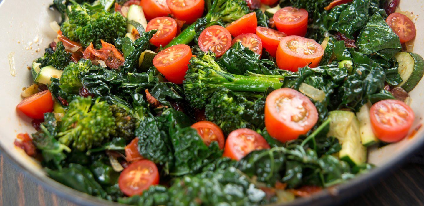 piatto di broccoli e pomodorini