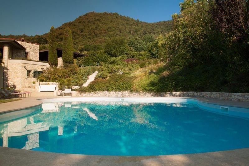 Piscina con villa