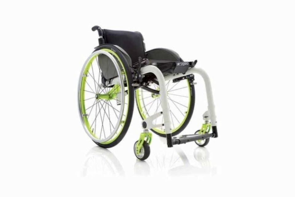 Sedia a rotelle con supporto poggiapiedi