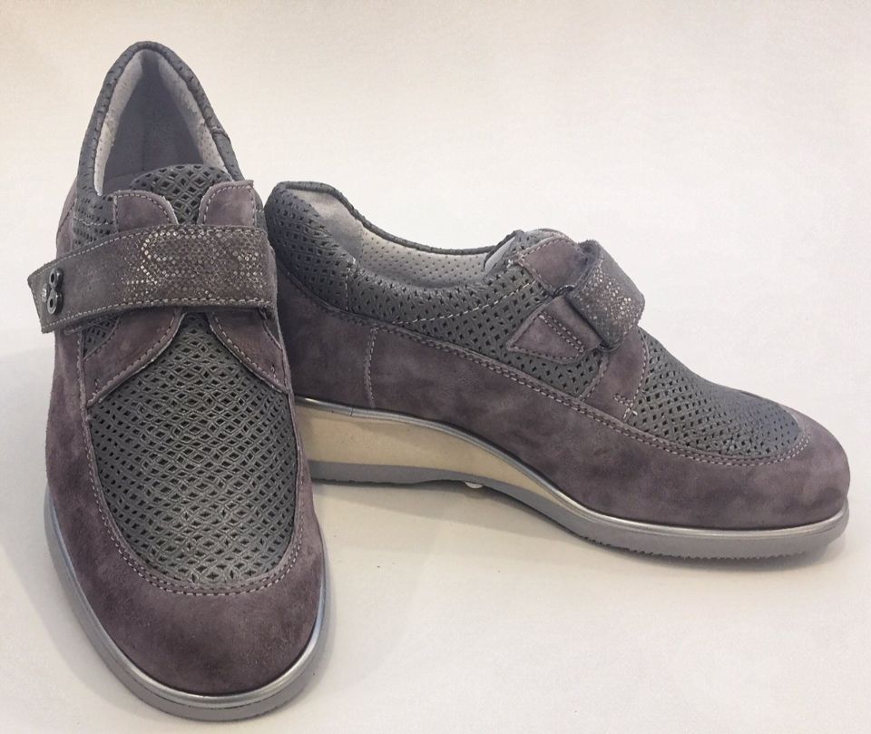 Scarpe ortopediche con strappo