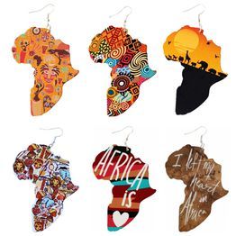 Ein Paar Ohrringe mit einer Karte von Afrika darauf