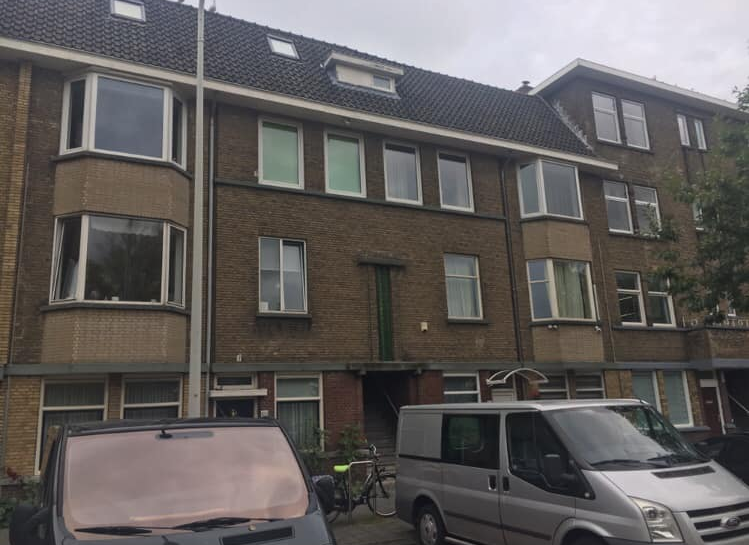 Gereinigd, gezandstraald, gerepareerd en geïmpregneerd foto vooraf
