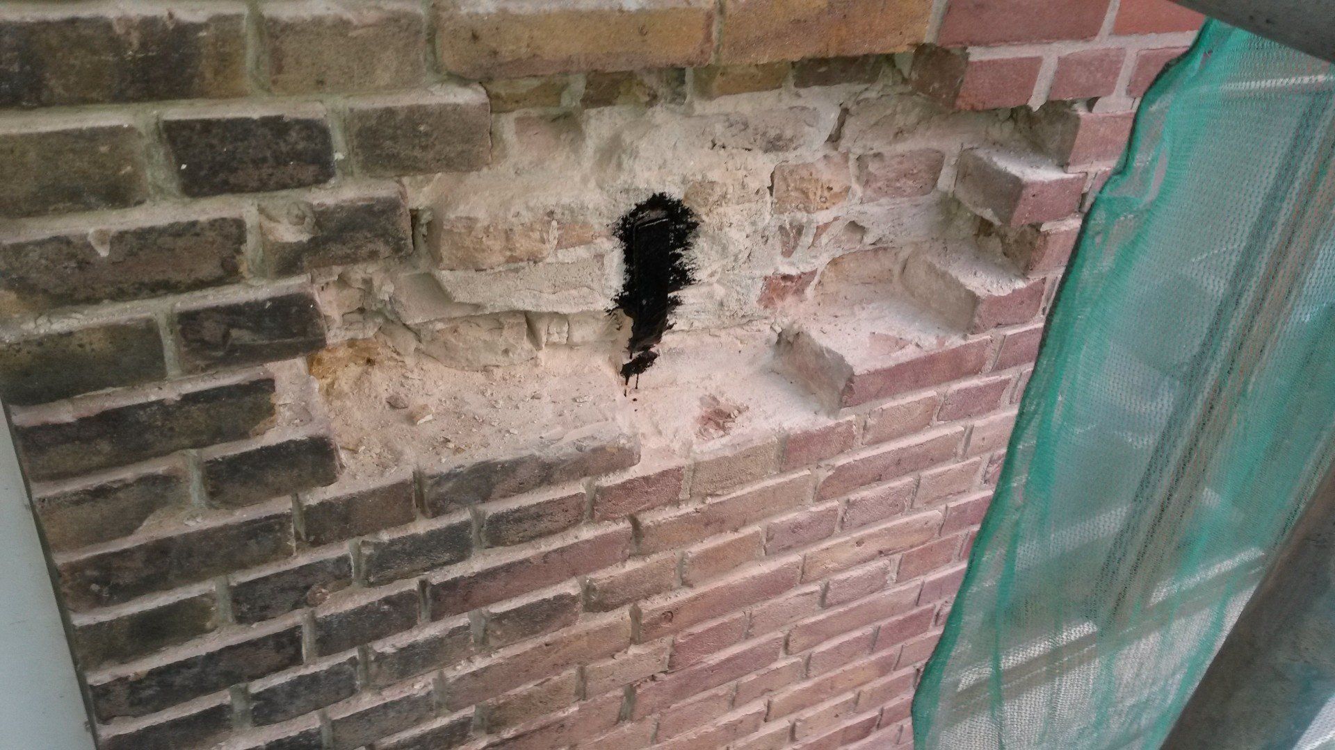 Voegen eruit gehakt, foto vooraf