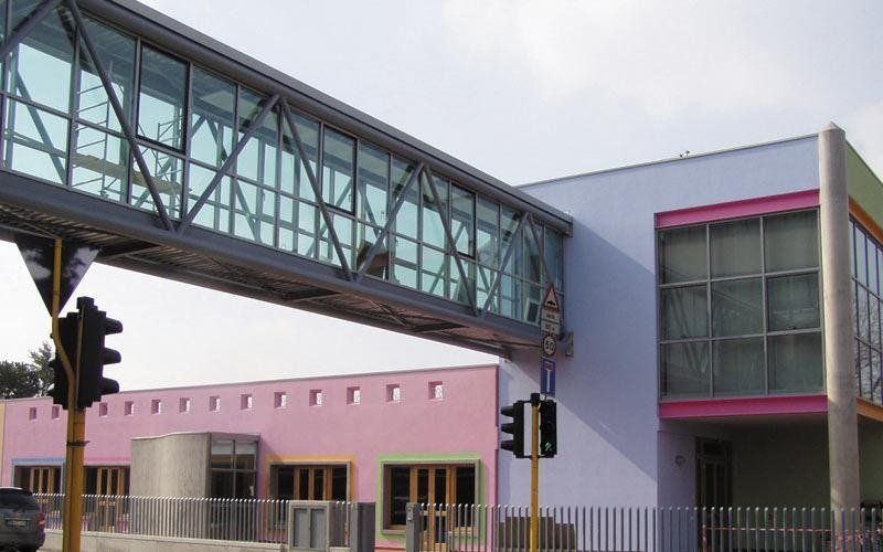 ponte in vetro tra due edifici