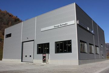 Facciata di un magazzino industriale