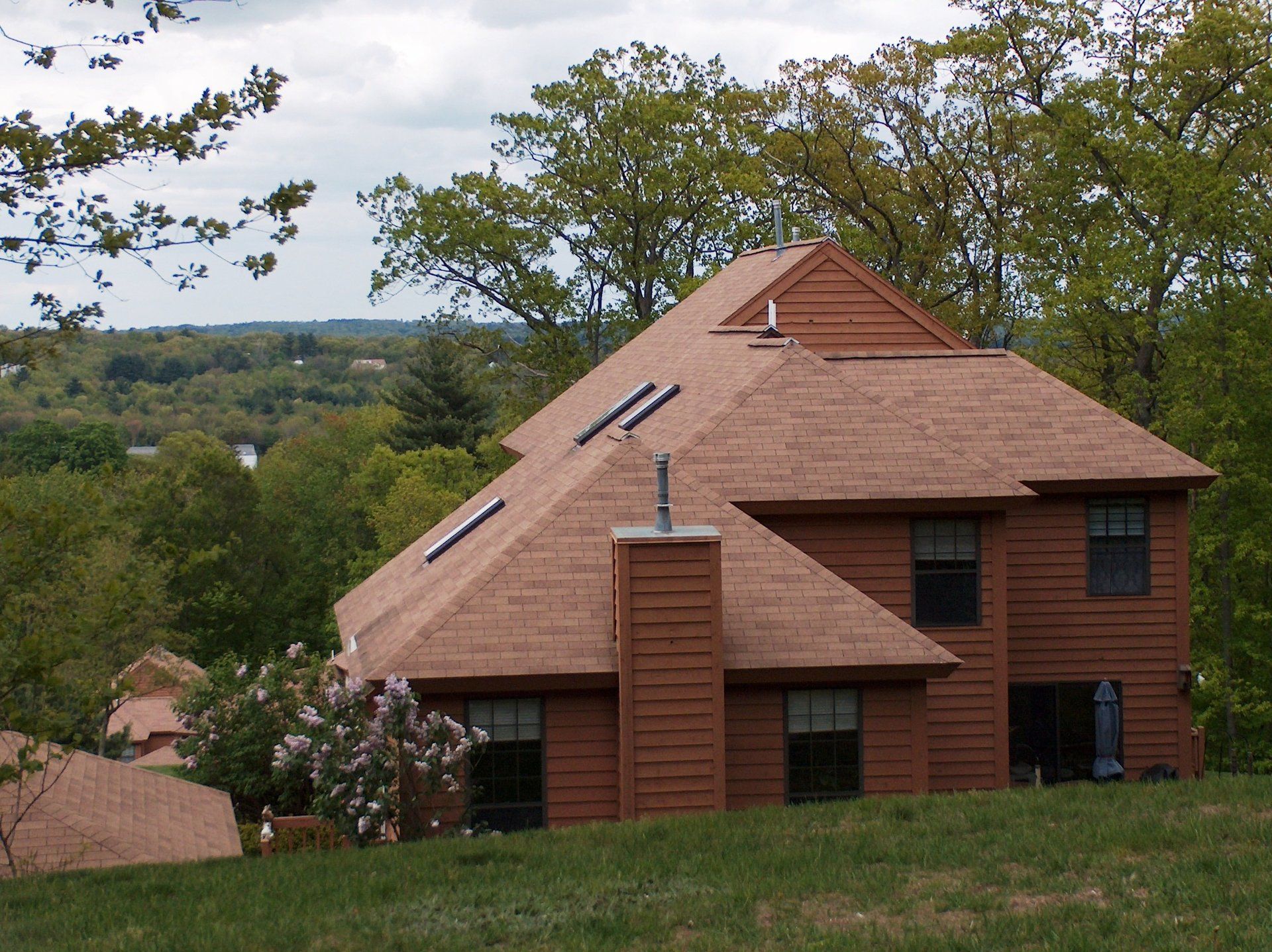 A house with a roof that has solar panels on it