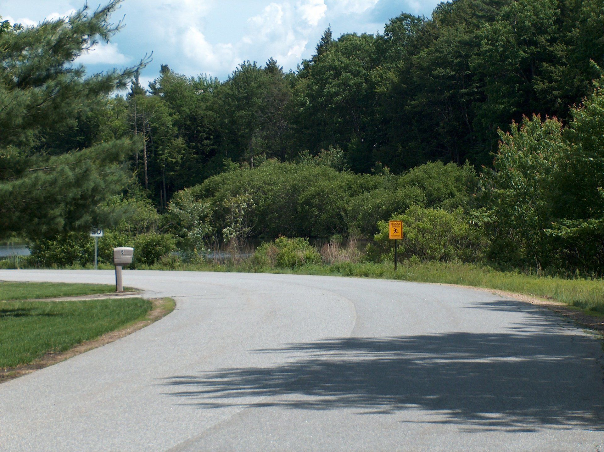 A road with a yellow sign that says e on it